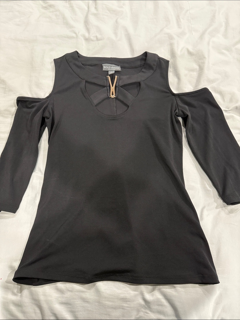 BOLD elements Black Cold-Shoulder Front Cutout Top with Hardware